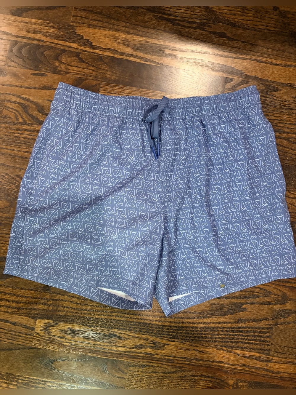 Southern Tide Men’s Large Blue Shark Tooth Print Swim Trunks